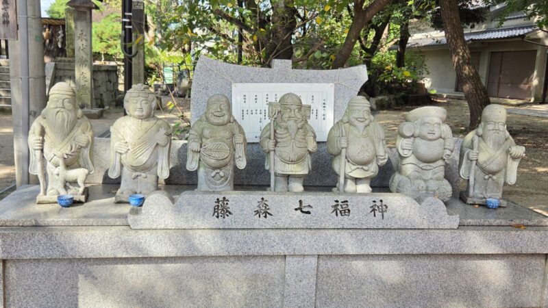藤森神社の境内にある二頭身の可愛らしい七福神像。