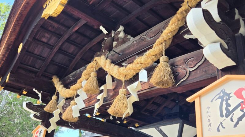 藤森神社の本殿前にあるしめ縄と馬の絵馬。馬にゆかりの深い神社らしい風景です。