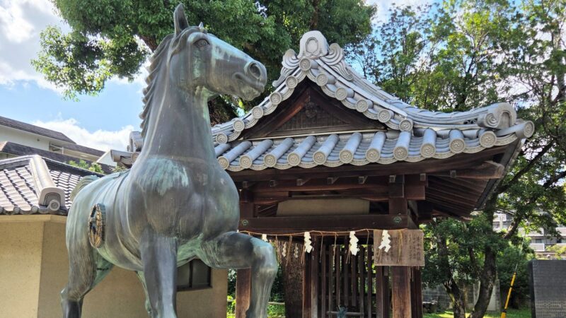 藤森神社の境内にある神馬像。躍動感のある姿と、どこか楽しそうに見える表情が印象的です。